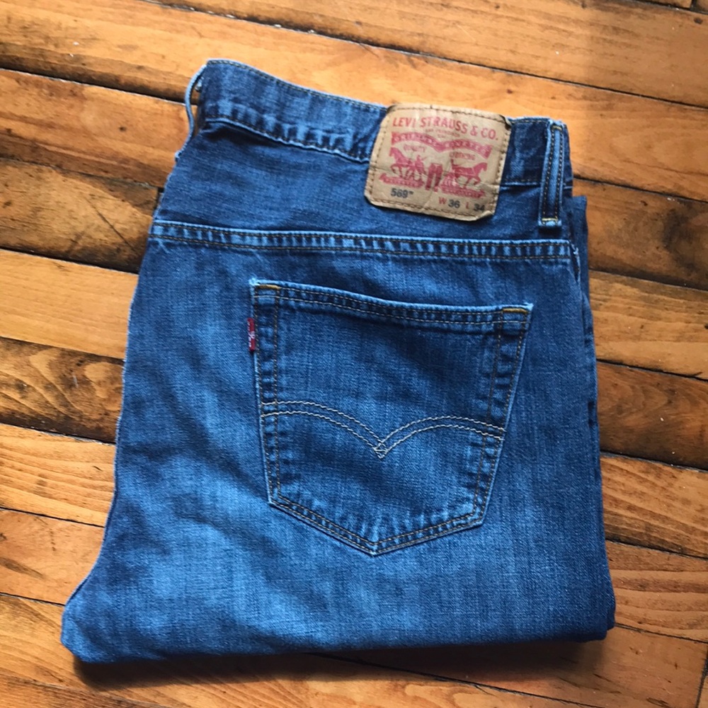 Men’s Medium Wash Levi Jeans